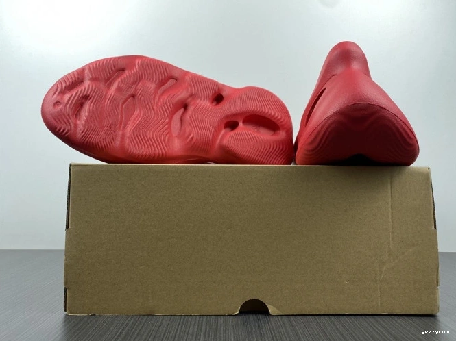 Red Yeezy Foam Adidas CW3355 1027